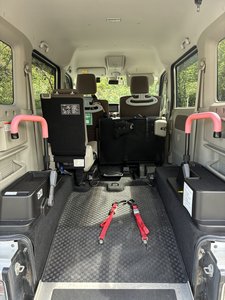 車いすのままご乗車いただく場所と固定ベルト