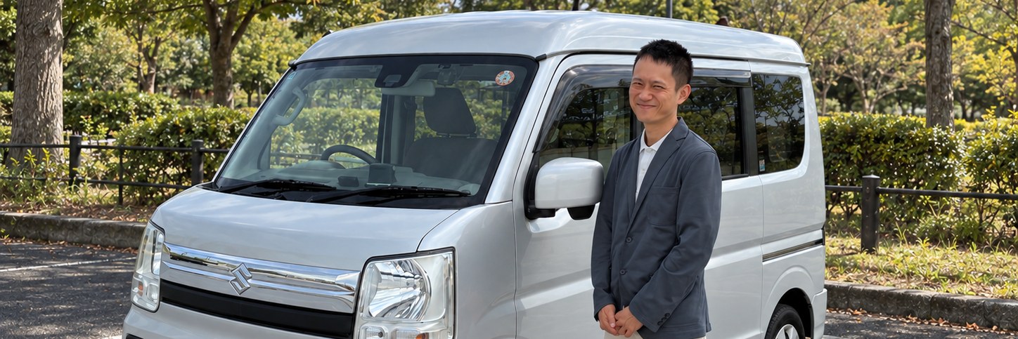 介護タクシーの車の横に立つ代表